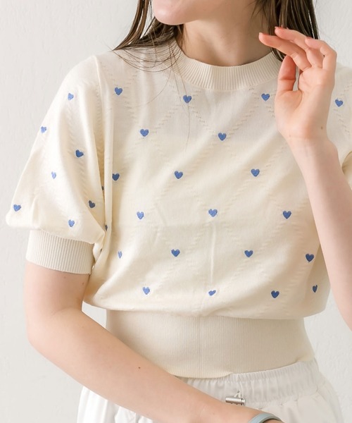 OLIVE des OLIVE（オリーブデオリーブ）の「ハート刺繍半袖ニット　1041050260（ニット/セーター・レディース・オフホワイト/グレー/ブラック・FREE）」の2枚目の写真