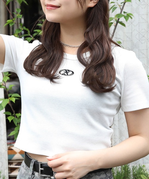 SPINNS（スピンズ）の「5色展開 ワンポイント刺繍 半袖ショートカットソー（Tシャツ/カットソー・レディース・ネイビー/ピンク/ホワイト/杢グレー/ブラック・ONESIZE）」の2枚目の写真