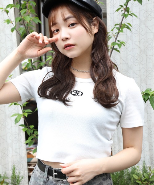 SPINNS（スピンズ）の「5色展開 ワンポイント刺繍 半袖ショートカットソー（Tシャツ/カットソー・レディース・ネイビー/ピンク/ホワイト/杢グレー/ブラック・ONESIZE）」の6枚目の写真