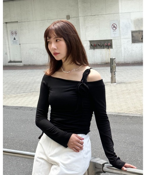 Crank クランク popup オフショルダー ブラック Tシャツ CRANK（クランク）の「CRANK／ローズオフショルダー 2118502（Tシャツ