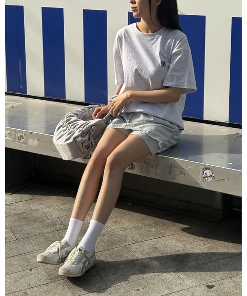 ROMANTIC CROWN（ロマンティッククラウン）の「【UNISEX】ROMANTIC CROWN／バックポイントフラワーT（Tシャツ/カットソー・レディース・ブラック/ライトグレー・LARGE/MEDIUM）」の3枚目の写真