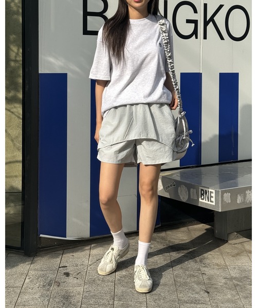 ROMANTIC CROWN（ロマンティッククラウン）の「【UNISEX】ROMANTIC CROWN／バックポイントフラワーT（Tシャツ/カットソー・レディース・ブラック/ライトグレー・LARGE/MEDIUM）」の4枚目の写真