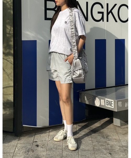 ROMANTIC CROWN（ロマンティッククラウン）の「【UNISEX】ROMANTIC CROWN／バックポイントフラワーT（Tシャツ/カットソー・レディース・ブラック/ライトグレー・LARGE/MEDIUM）」の5枚目の写真