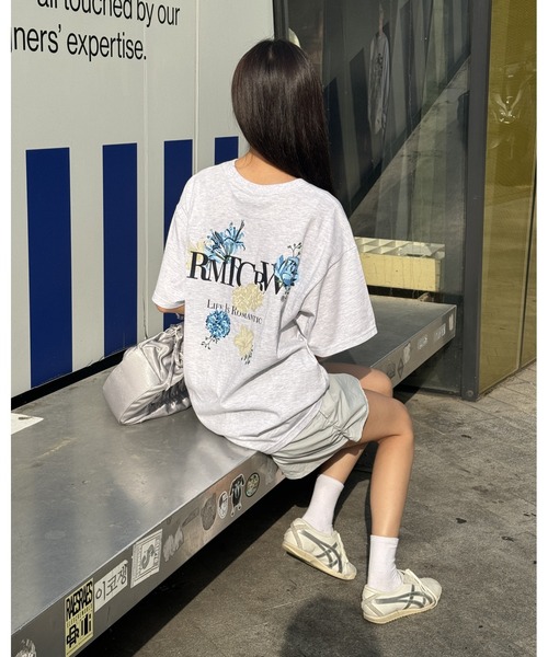 ROMANTIC CROWN（ロマンティッククラウン）の「【UNISEX】ROMANTIC CROWN／バックポイントフラワーT（Tシャツ/カットソー・レディース・ブラック/ライトグレー・LARGE/MEDIUM）」の6枚目の写真