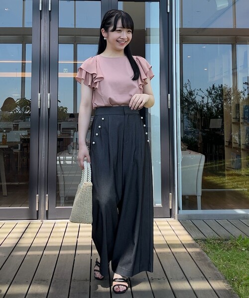 couture brooch（クチュールブローチ）の「◆【接触冷感・UV・アンチピリング・二の腕カバー】フレアスリーブカットソー（Tシャツ/カットソー・レディース・ブラック/サンドベージュ/オフホワイト・42/40/38/36）」の8枚目の写真