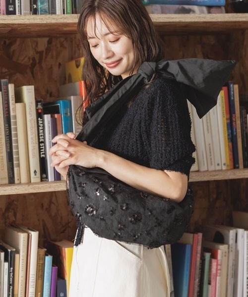 mysty woman（ミスティウーマン）の「リボンショルダーサテン＊スパンコールBAG　140888（ショルダーバッグ・レディース・ブラック/オフホワイト・FREE）」の2枚目の写真