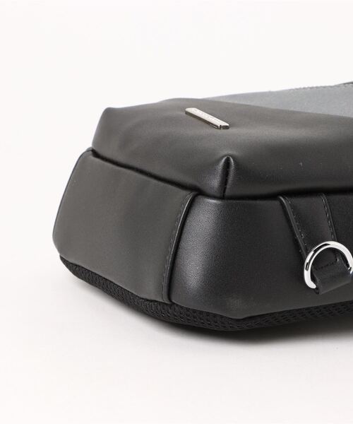 TAKA-Q（タカキュー）の「【両掛け仕様】タカキュー 斜めジップ 切替 ボディバッグ（ボディバッグ/ウエストポーチ・メンズ・ブラック/グレー・FREE）」の4枚目の写真