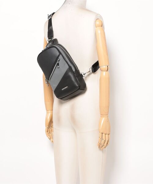 TAKA-Q（タカキュー）の「【両掛け仕様】タカキュー 斜めジップ 切替 ボディバッグ（ボディバッグ/ウエストポーチ・メンズ・ブラック/グレー・FREE）」の6枚目の写真