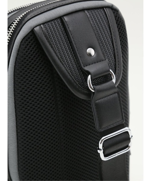 TAKA-Q（タカキュー）の「【両掛け仕様】タカキュー 斜めジップ 切替 ボディバッグ（ボディバッグ/ウエストポーチ・メンズ・ブラック/グレー・FREE）」の18枚目の写真