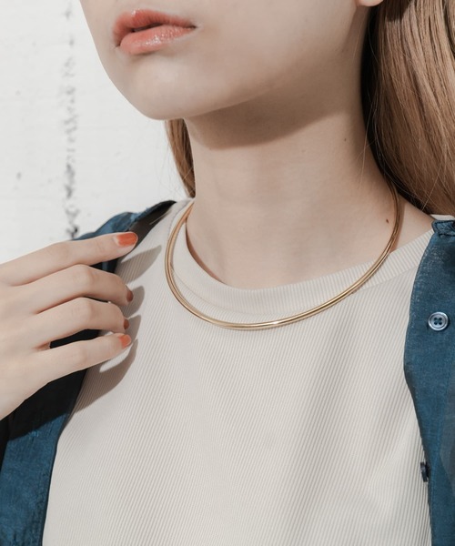 SMELLY（スメリー）の「シンプルメタルネックカフ（ネックレス・レディース・ゴールド・-）」の2枚目の写真
