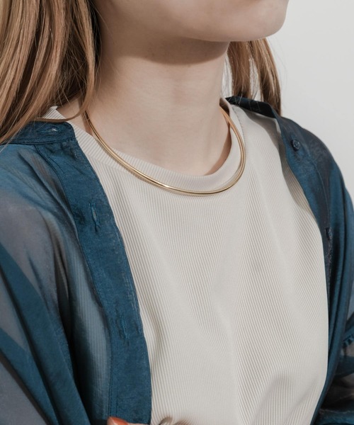 SMELLY（スメリー）の「シンプルメタルネックカフ（ネックレス・レディース・ゴールド・-）」の3枚目の写真
