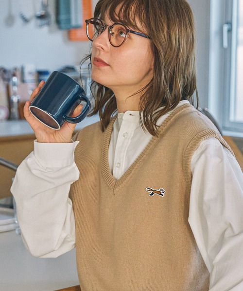 PENNEYS（ぺニーズ）の「PENNEYS/ペニーズ 別注 THE FOX ロゴワッペン刺繍 Vネックニットベスト（ベスト・レディース・レッド/ネイビー/ベージュ/イエロー/杢グレー・FREE）」の2枚目の写真