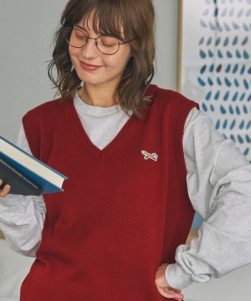 PENNEYS（ぺニーズ）の「PENNEYS/ペニーズ 別注 THE FOX ロゴワッペン刺繍 Vネックニットベスト（ベスト・レディース・レッド/ネイビー/ベージュ/イエロー/杢グレー・FREE）」の5枚目の写真