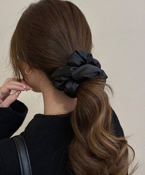 leune（ルネ）の「ぷっくりサテンシュシュ/中綿入りシュシュ（シュシュ・レディース・ベージュ/ブラウン/ブラック/グレー・FREE）」の2枚目の写真