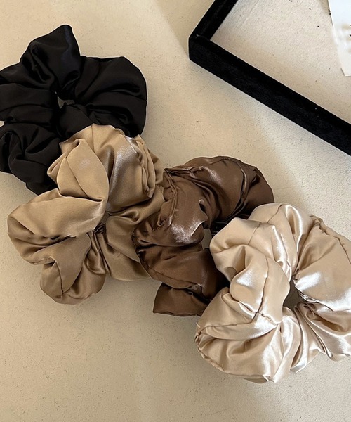 leune（ルネ）の「ぷっくりサテンシュシュ/中綿入りシュシュ（シュシュ・レディース・ベージュ/ブラウン/ブラック/グレー・FREE）」の5枚目の写真