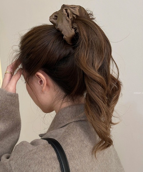 leune（ルネ）の「ぷっくりサテンシュシュ/中綿入りシュシュ（シュシュ・レディース・ベージュ/ブラウン/ブラック/グレー・FREE）」の6枚目の写真