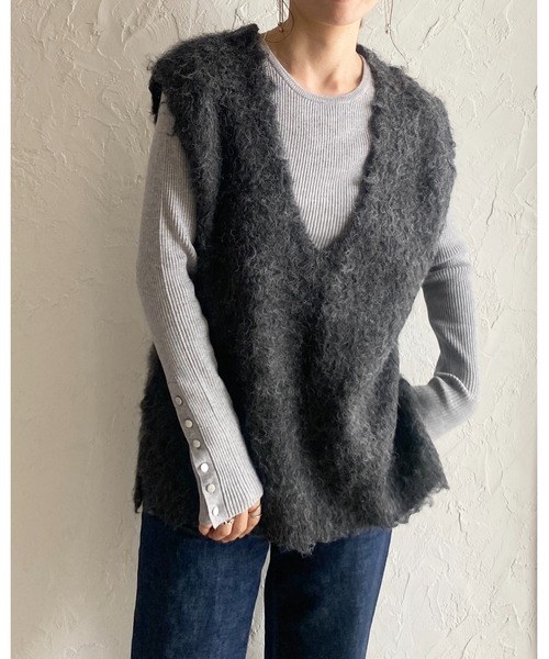 She's Closet(シーズクローゼット)の「オーバーサイズロング丈深Vネックブークレシャギーニットベスト(ベスト・レディース・チャコール/アイボリー/グレー・FREE)」の21枚目の写真