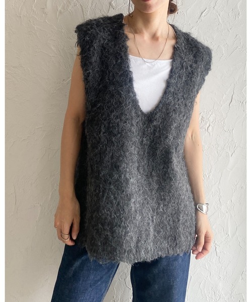 She's Closet(シーズクローゼット)の「オーバーサイズロング丈深Vネックブークレシャギーニットベスト(ベスト・レディース・チャコール/アイボリー/グレー・FREE)」の6枚目の写真