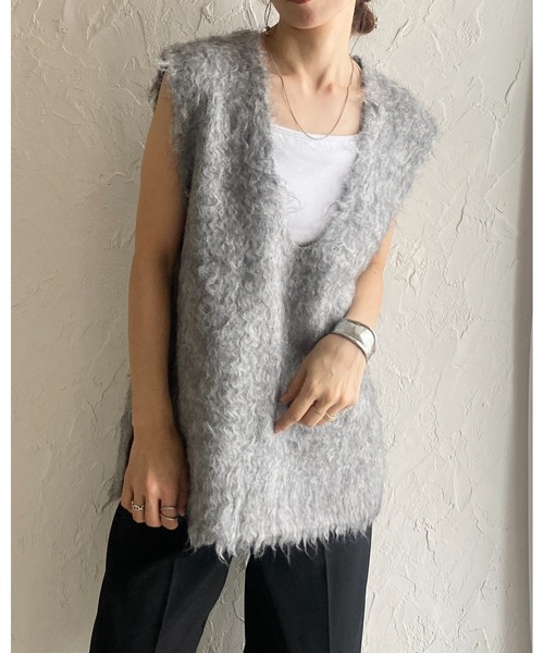 She's Closet(シーズクローゼット)の「オーバーサイズロング丈深Vネックブークレシャギーニットベスト(ベスト・レディース・チャコール/アイボリー/グレー・FREE)」の9枚目の写真