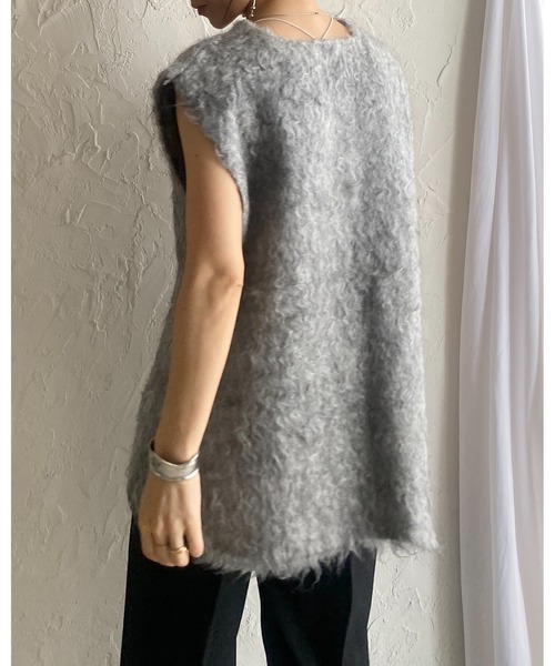 She's Closet(シーズクローゼット)の「オーバーサイズロング丈深Vネックブークレシャギーニットベスト(ベスト・レディース・チャコール/アイボリー/グレー・FREE)」の11枚目の写真