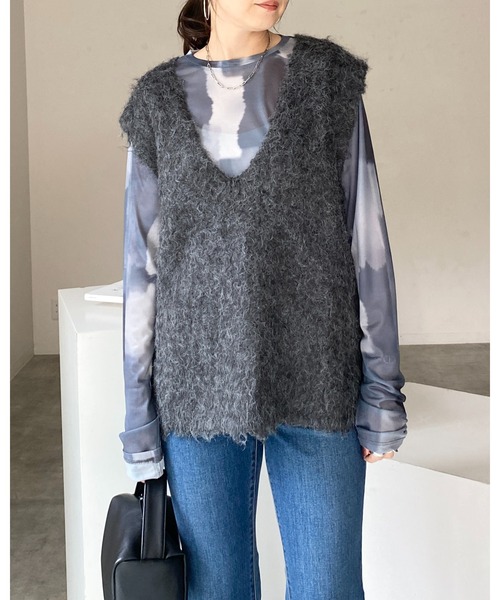 She's Closet(シーズクローゼット)の「オーバーサイズロング丈深Vネックブークレシャギーニットベスト(ベスト・レディース・チャコール/アイボリー/グレー・FREE)」の13枚目の写真