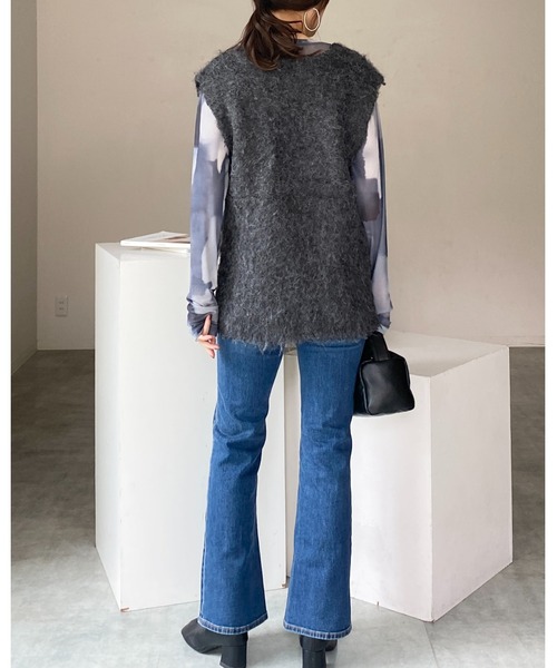 She's Closet(シーズクローゼット)の「オーバーサイズロング丈深Vネックブークレシャギーニットベスト(ベスト・レディース・チャコール/アイボリー/グレー・FREE)」の14枚目の写真