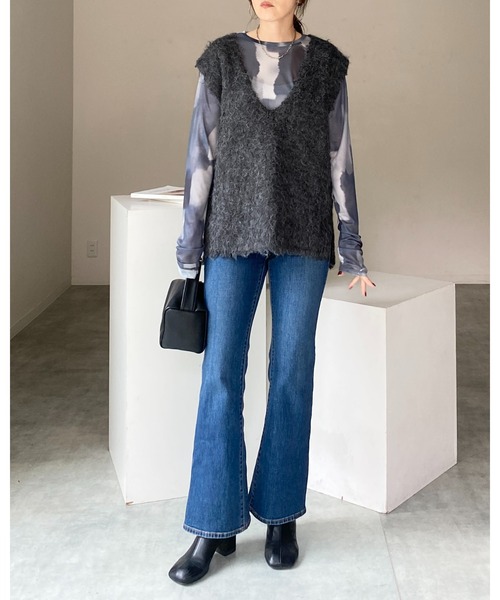 She's Closet(シーズクローゼット)の「オーバーサイズロング丈深Vネックブークレシャギーニットベスト(ベスト・レディース・チャコール/アイボリー/グレー・FREE)」の12枚目の写真