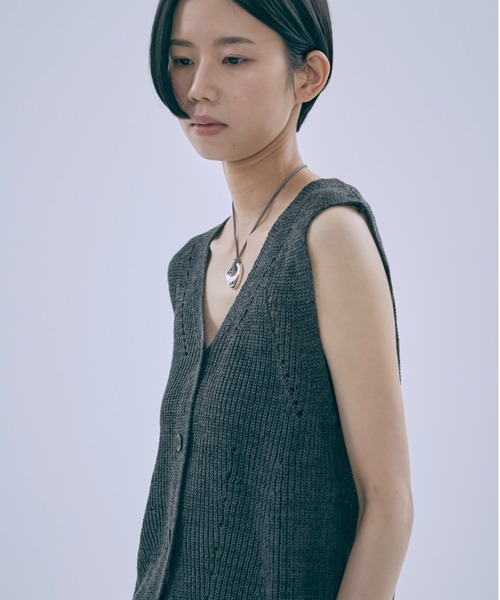 EN NEUME(エンノイム)の「Melange Knit Gilet(ベスト・レディース・ブラック/オフホワイト/ブラウン・FREE)」の18枚目の写真