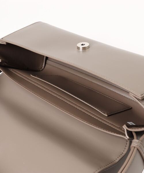 styiro（スタイロ）の「Landscape bag/横長ダックスフラップバッグ（ショルダーバッグ・レディース・アイボリー/グレー/ブラック/ブラウン・FREE）」の11枚目の写真