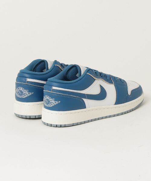 NIKE(ナイキ)の「JORDAN BRAND JORDAN 1 LOW SE GS FN9137-141(スニーカー・メンズ・ブルー・23.5cm)」の2枚目の写真