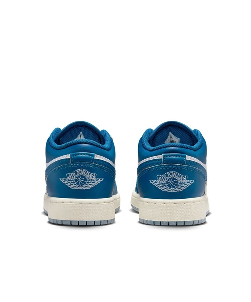 NIKE(ナイキ)の「JORDAN BRAND JORDAN 1 LOW SE GS FN9137-141(スニーカー・メンズ・ブルー・23.5cm)」の7枚目の写真