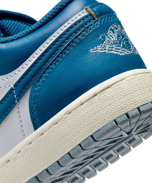 NIKE(ナイキ)の「JORDAN BRAND JORDAN 1 LOW SE GS FN9137-141(スニーカー・メンズ・ブルー・23.5cm)」の11枚目の写真