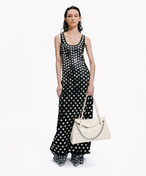 CHARLES & KEITH(チャールズ & キース)の「Andromeda アンドロメダ チェーンハンドルトラペーズトートバッグ(トートバッグ・レディース・クリーム/スミクロ・L)」の18枚目の写真