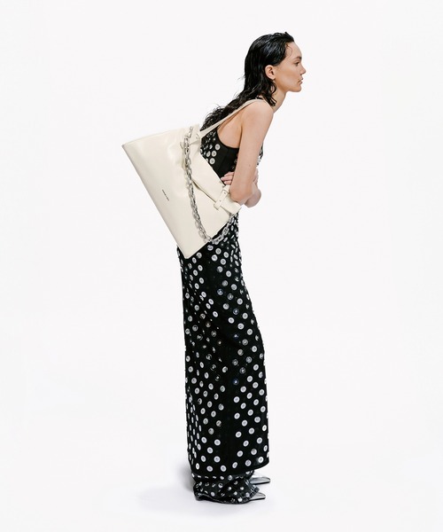 CHARLES & KEITH(チャールズ & キース)の「Andromeda アンドロメダ チェーンハンドルトラペーズトートバッグ(トートバッグ・レディース・クリーム/スミクロ・L)」の19枚目の写真
