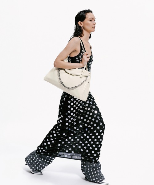 CHARLES & KEITH(チャールズ & キース)の「Andromeda アンドロメダ チェーンハンドルトラペーズトートバッグ(トートバッグ・レディース・クリーム/スミクロ・L)」の20枚目の写真