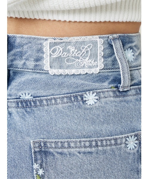 Darich(ダーリッチ)の「スプリングフラワーデニムパンツ(デニムパンツ・レディース・ライトブルー/ブラック・S/M)」の3枚目の写真