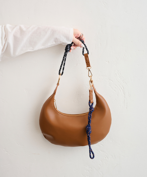 LE VERNIS(ル・ベルニ)の「【LE VERNIS/ル・ベルニ】 Paracord moon bag S(クラッチバッグ・レディース・ブラック/ブラウン・FREE)」の1枚目の写真