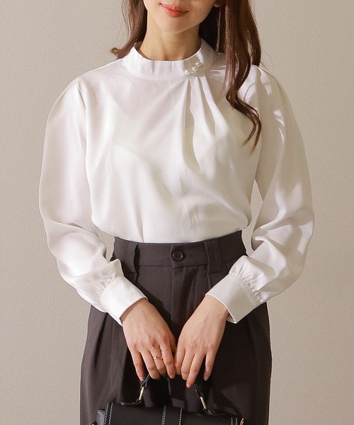 Lace Ladies(レースレディース)の「スタンドカラー パール付き タック 長袖 ブラウス(シャツ/ブラウス・レディース・グレー/ホワイト/ブラック・XL/M/S)」の1枚目の写真