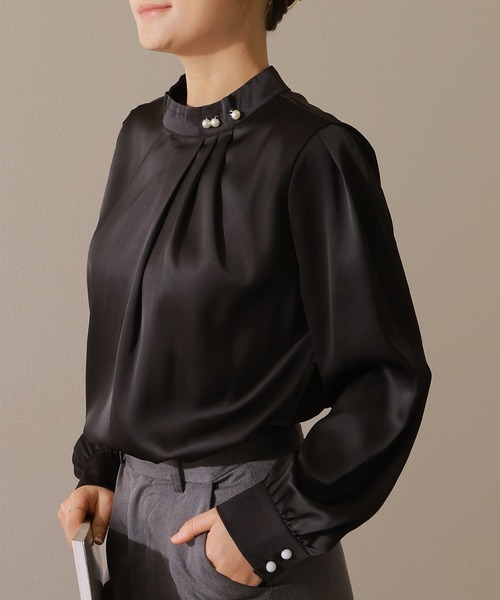 Lace Ladies(レースレディース)の「スタンドカラー パール付き タック 長袖 ブラウス(シャツ/ブラウス・レディース・グレー/ホワイト/ブラック・XL/M/S)」の2枚目の写真