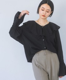 ラッフルブラウス