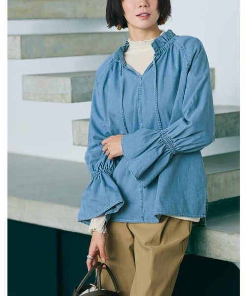 IEDIT（イディット）の「ＩＥＤＩＴ　フリルネックで顔まわり華やぐ　キャンディースリーブデニムブラウス（シャツ/ブラウス・レディース・ネイビー/ライトブルー・M/L/LL/3L/4L/S）」の11枚目の写真
