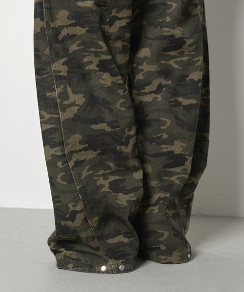 FOLLOWIN（フォロウィン）の「【2WAY仕様でボタンでウエスト＆シルエット調節可能]サイドポイントカモフラージュ迷彩カモスナップフラップポケットワイドパンツ（カーゴパンツ・レディース・カモフラージュ・LARGE/MEDIUM/SMALL）」の8枚目の写真