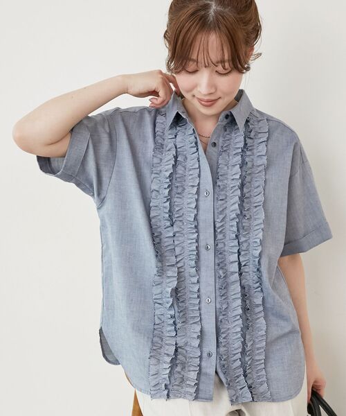 le.coeur blanc(ルクールブラン)の「《1枚で着映え!》フロントフリルレギュラーカラー半袖シャツ(シャツ/ブラウス・レディース・ネイビー/ブラック/ブルー・38)」の3枚目の写真