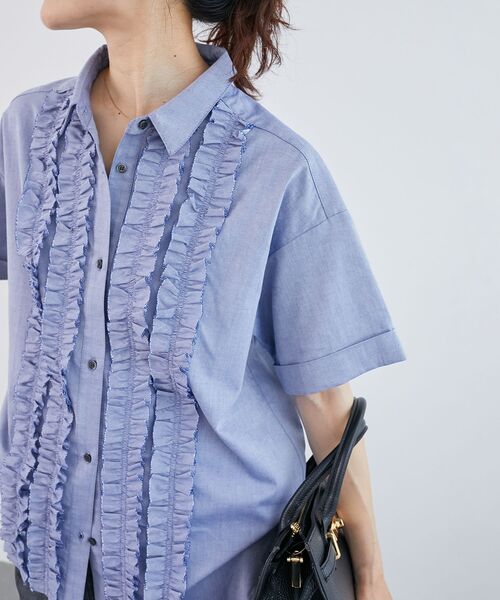 le.coeur blanc(ルクールブラン)の「《1枚で着映え!》フロントフリルレギュラーカラー半袖シャツ(シャツ/ブラウス・レディース・ネイビー/ブラック/ブルー・38)」の1枚目の写真