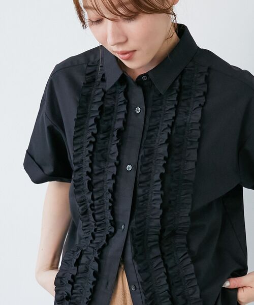 le.coeur blanc(ルクールブラン)の「《1枚で着映え!》フロントフリルレギュラーカラー半袖シャツ(シャツ/ブラウス・レディース・ネイビー/ブラック/ブルー・38)」の2枚目の写真