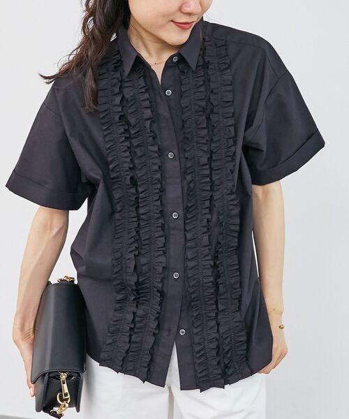 le.coeur blanc(ルクールブラン)の「《1枚で着映え!》フロントフリルレギュラーカラー半袖シャツ(シャツ/ブラウス・レディース・ネイビー/ブラック/ブルー・38)」の4枚目の写真