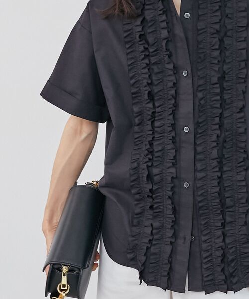 le.coeur blanc(ルクールブラン)の「《1枚で着映え!》フロントフリルレギュラーカラー半袖シャツ(シャツ/ブラウス・レディース・ネイビー/ブラック/ブルー・38)」の5枚目の写真