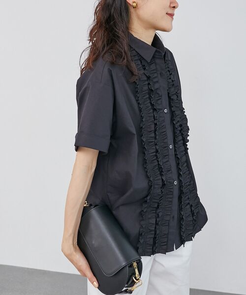 le.coeur blanc(ルクールブラン)の「《1枚で着映え!》フロントフリルレギュラーカラー半袖シャツ(シャツ/ブラウス・レディース・ネイビー/ブラック/ブルー・38)」の6枚目の写真