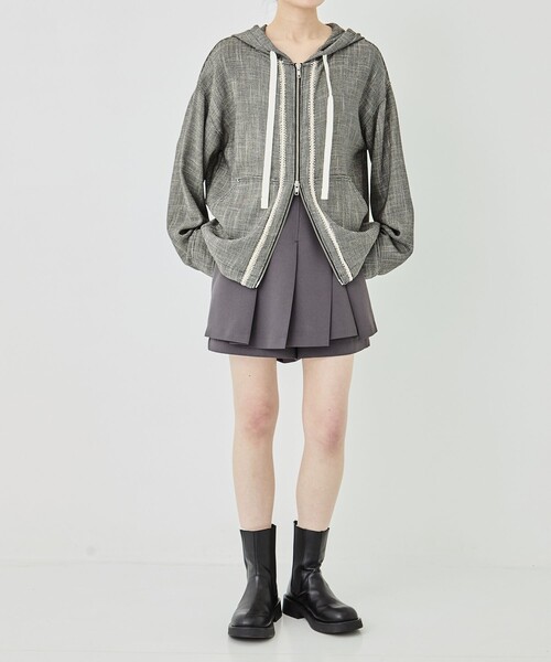 PUBLIC TOKYO（パブリックトウキョウ）の「タックラップショートパンツ（その他パンツ・レディース・ベージュ/ダークグレー・1/2）」の3枚目の写真