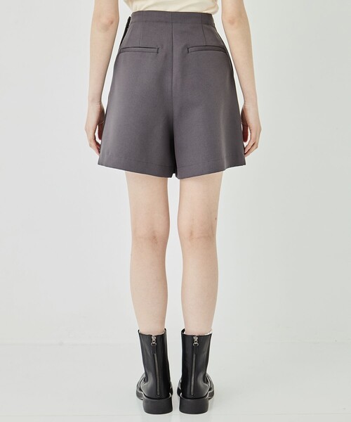 PUBLIC TOKYO（パブリックトウキョウ）の「タックラップショートパンツ（その他パンツ・レディース・ベージュ/ダークグレー・1/2）」の16枚目の写真